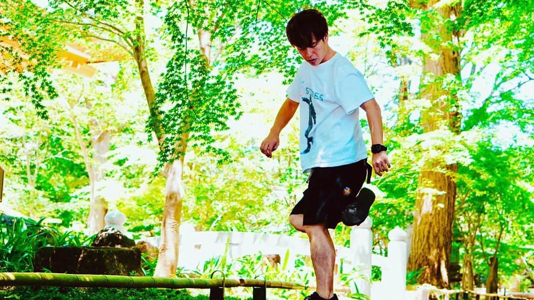石田太志のインスタグラム：「Green leaves. ･ #footbag #taishiishida #freestyle #soccer #follow #worldchampion #performance #performer #instagramer #hackysack #green #leave #summer」