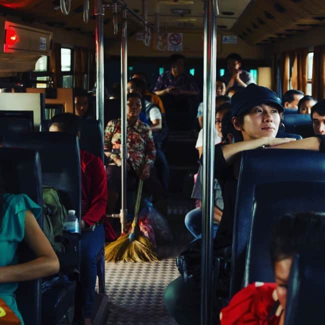 古市憲寿さんのインスタグラム写真 - (古市憲寿Instagram)「6年前の今頃。たぶん #ラオス のバス取材。黄昏風。」9月3日 18時44分 - poe1985