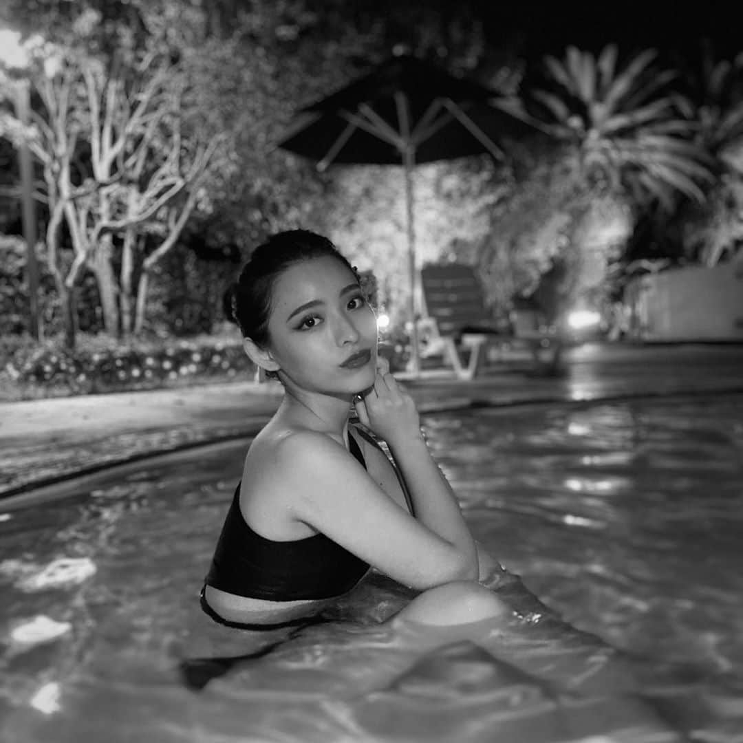 のインスタグラム：「🌃pool.  #portrait #portraitphotography  #portraitmodel  #nightpool  #nightpooltime  #hotelnewotani  #hotelnewotanimakuhari  #bikini  #bikinigirl  #poolside  #poolday  #」