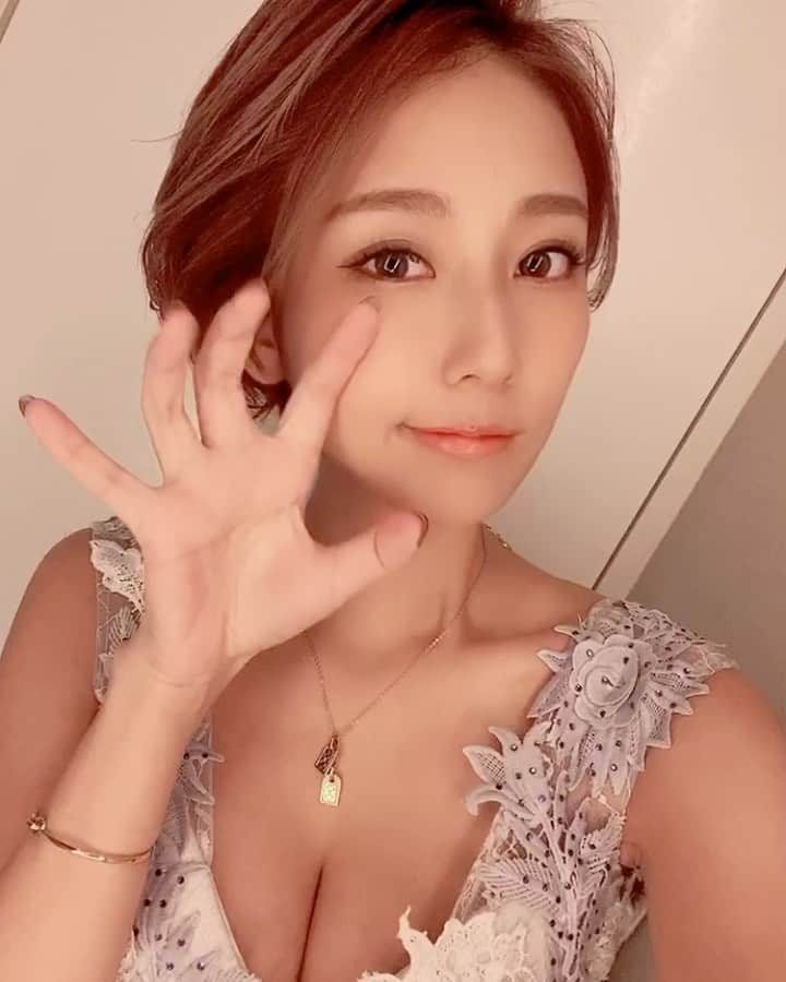 のインスタグラム：「. 9月に突入しましたね 一足先に秋ネイルで爪真っ赤にしてみました💅  秋といえばわたくし秋刀魚の塩焼きが大好物なんですけれど、今年めっちゃ高いらしいのでたくさん食べれるよう出勤がんばります🙆‍♀️ . #tokyo#東京#六本木 #lalah#make#キャバ嬢 #キャバクラ#ホステス #ショートカット#ショート女子」
