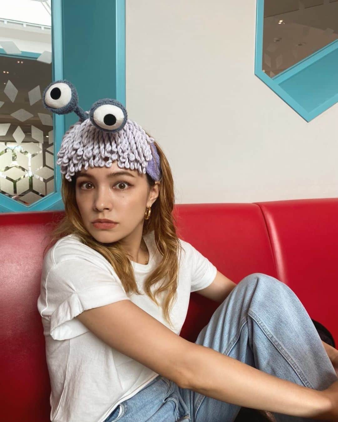 ステファニーのインスタグラム：「🍔🥤💜 あまりにもたくさんDMが来てたので！ この被り物はモンスターズインクのブーが被ってた キャラクターだよ！ これをみた瞬間一目惚れして、即決♡ #disney #disneyland #なにこの不意打ちな顔」