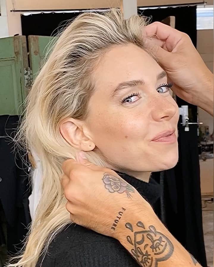 JO BAKERのインスタグラム：「V A N E S S A • K I R B Y 🇬🇧 What an utter luxury it is ....to do what we do and work with such lovely talented and gorgeous people!!!  Incredibly grateful and feeling extremely fortunate to be holding a brush at all these days!!  Bts @hollywoodreporter  THE HANDS and #hair @halleybrisker  #makeup by me #jobakermakeupartist 💋」