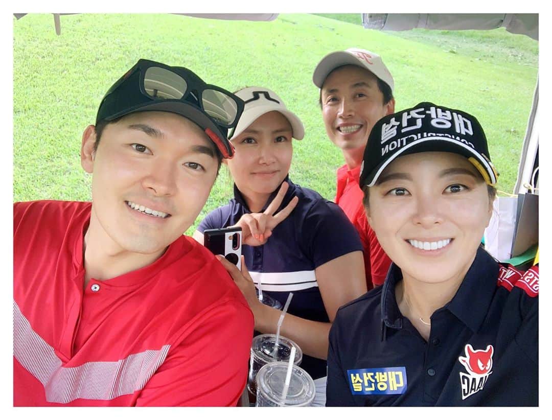ハー・ミジョンのインスタグラム：「검정 vs 빨강  와 부부끼리 왜이리 닮았지😨」