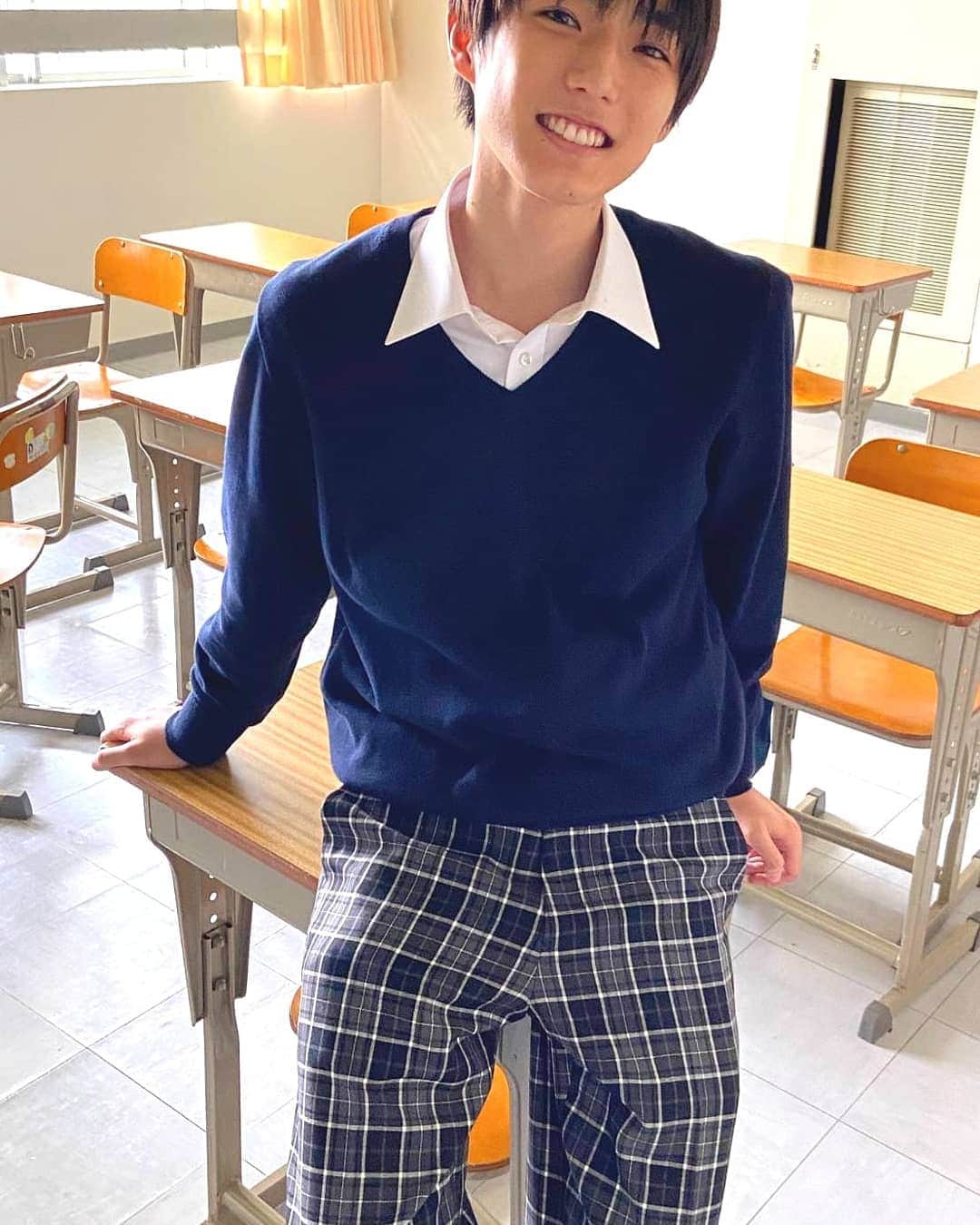 戸部光翔のインスタグラム：「ニコラ10月号の撮影で内田蓮@u_ren_ta 君に撮ってもらいました。 放課後の教室感。」