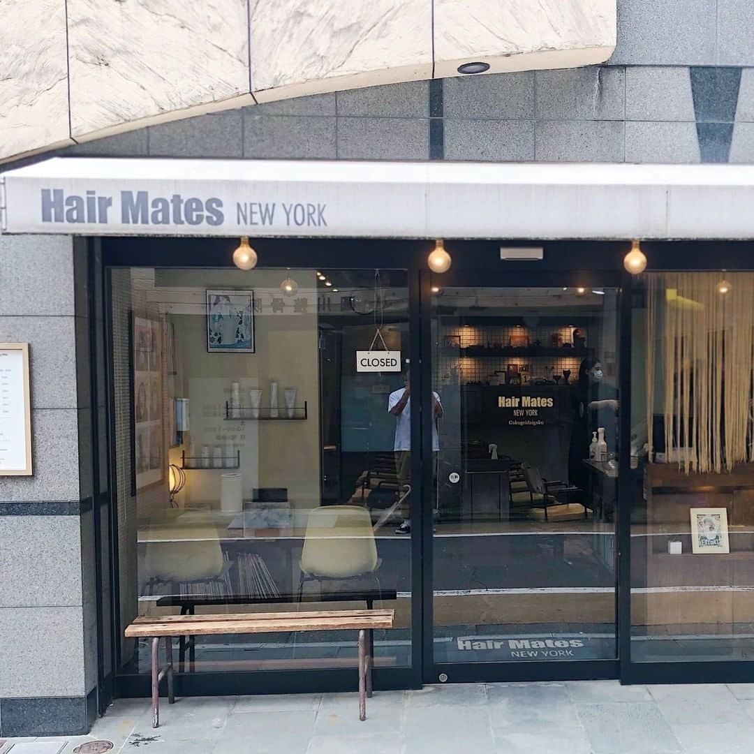 リジョブ さんのインスタグラム写真 - (リジョブ Instagram)「『Hair Mates』の流行に左右されないサロン作り、組織作りに迫る！#1・#2 @hairmatesgroup  @norito_tyo  約40年前にニューヨークでスタートした美容室『Hair Mates』。その後、自由が丘に日本１号店をオープンし、現在は都内に4店舗、ニューヨークに2店舗、テキサスに1店舗を展開しています。そんな『Hair Mates』が、長年にわたりお客さまから愛され続けている背景には、海外と日本のよさをミックスしたスタイルや個を尊重するチーム体制がありました。  今回は、学芸大学店の代表、飯塚ノリトさんにインタビュー。前編では、流行に左右されないサロン作りについて。後編では、採用や教育の取り組みに迫ります🗽✨ ※記事は @morerejob のプロフィール欄のリンク先からチェックできます。   #美容師 #美容師アシスタント #スタイリスト #美容師スタイリスト #美容学生 #美容学校生 #就職 #転職 #求人サイト #リジョブ #morerejob #美容院 #サロン内装 #こだわり #経営 #集客 #売上 #サロン作り #組織作り #教育 #採用 #海外 #日本 #NewYork #HairMates #飯塚ノリト」9月3日 19時00分 - morerejob