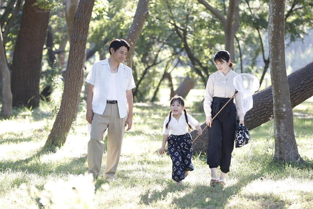 真夏の少年〜19452020【公式】のインスタグラム：「﻿ ／﻿ #真夏の少年　第6話﻿ 明日よる11時15分放送❗️﻿ ＼﻿ ﻿ 幸せそうな三平一家🥺﻿ 三平さんのタイムスリップの謎は﻿ 解明されるのでしょうか🕰﻿ ﻿ ﻿ #博多華丸﻿ #弘中綾香﻿ #清水千代果﻿ #テレビ朝日﻿ #ジャニーズJr﻿ #美少年﻿ #明日放送！」