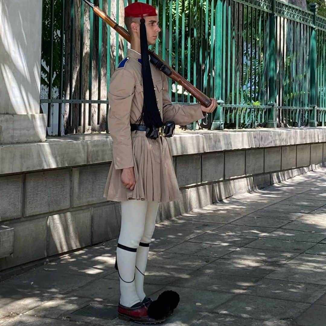 アレクシマビーユのインスタグラム：「Evzone Beauty #royalguards #athens #greece #beautyface #costume #tradition #folklore #beautiful #evzones」