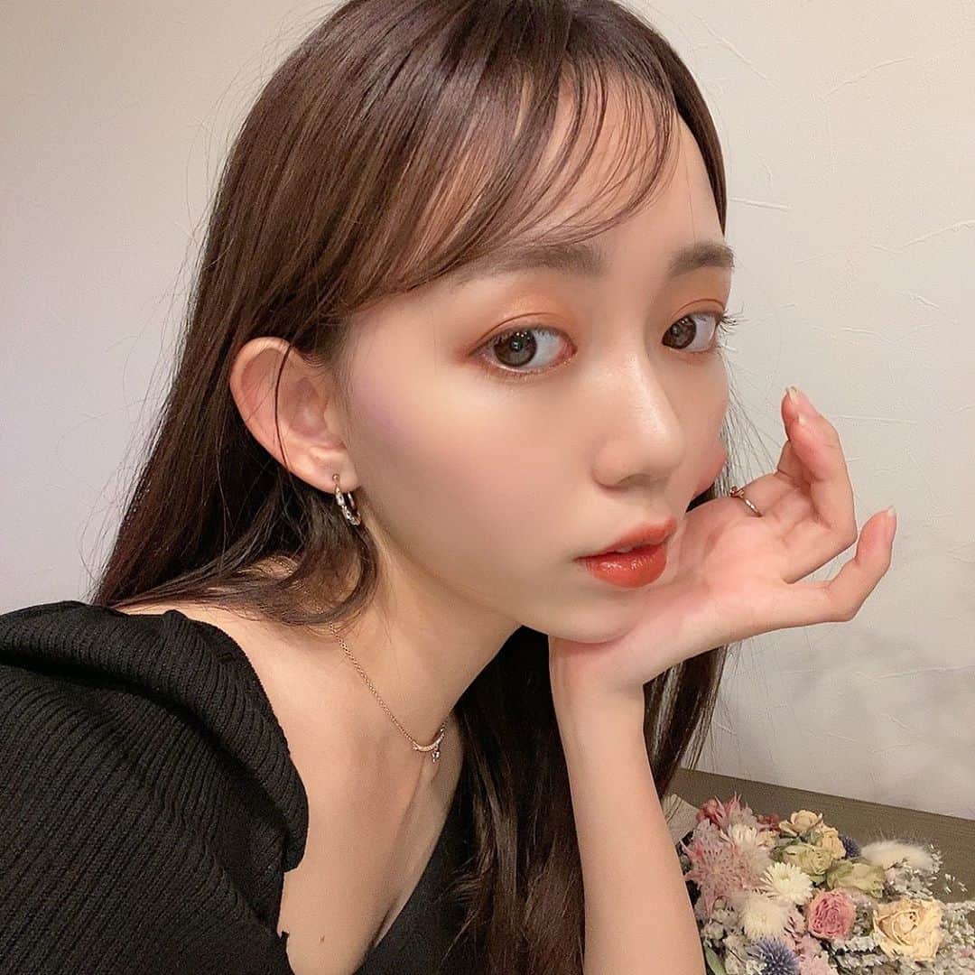 野島樺乃のインスタグラム：「背伸びメイク 皆さんはどの季節が一番好きですか？ 私はこれからの季節が一番好き。 . . . #ヘアアレンジ #秋 #セルカ #fff #艶肌」