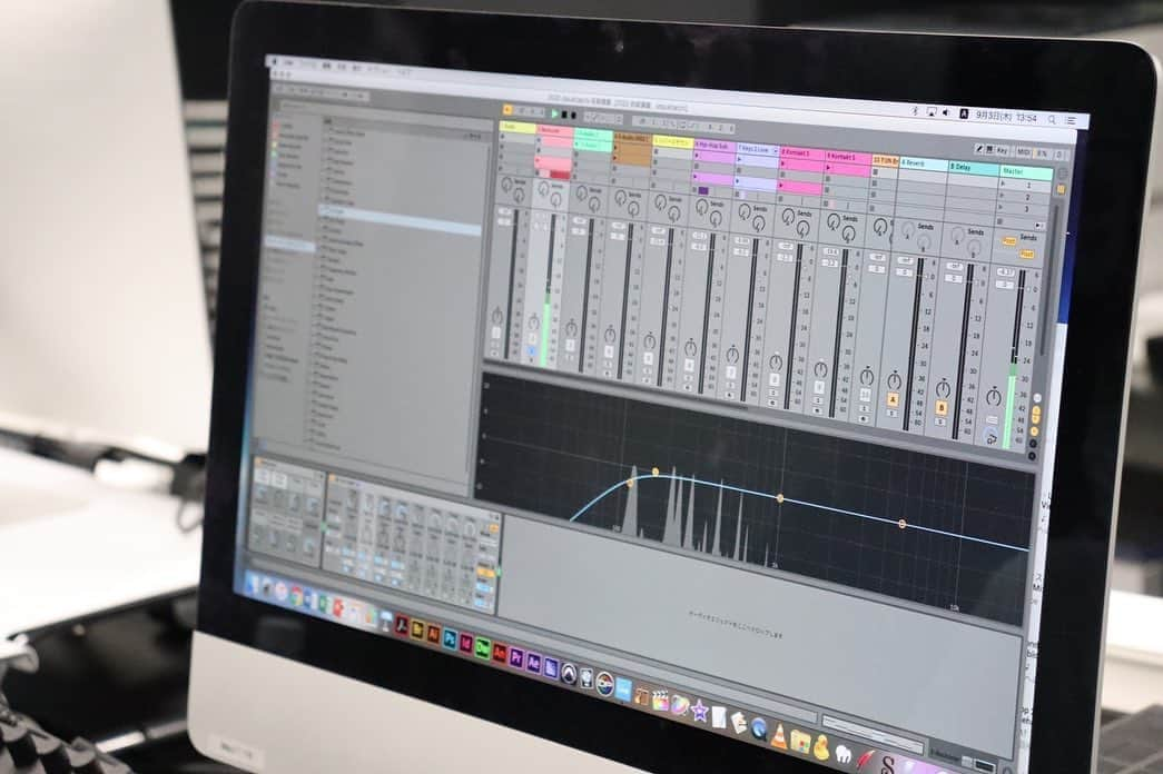 Tokyo School of Music&danceさんのインスタグラム写真 - (Tokyo School of Music&danceInstagram)「* * 今日は「Digital Compose」 という授業に潜入っ！🏃🏻‍♀️🏃🏻‍♂️💨 * ギター、ベース、 ドラム、キーボードのような 楽器を演奏して作る曲とは違い、 パソコンの中にある、 作曲ソフトを使って デジタル音楽を作る授業です👀✨ * 黒い板みたいなものは 「Ableton Push」と呼ばれるもので、 ボタンを押して演奏することで、 そのまま作曲ができる 仕組みになっています💡 * 今日はみんなまさに作業中のところに お邪魔しました🙋🏻‍♀️🙋🏻‍♂️ * 「サンプリング」という 昔の曲の一部を使って、 新たに組み合わせを考えて 曲を作る技を学んでいるところです💃🏻🕺🏻 * 在学中から 沢山の曲の表現の仕方を学ぶことで、 色々な曲を作ることが できるようになります👏🏻🌸 * * #20200903 #TSM #tsm西葛西 #tsm西葛西校 #東京スクールオブミュージックandダンス専門学校 #tokyoschoolofmusicanddance #音楽 #ダンス #俳優 #声優 #作曲 #コンポーザー #アレンジャー #music #dance #actor #actress #voiceactor #voiceactress #arranger #composer #abletonlive #ableton #abletonpush #school #entertainment #schoollife #lesson #schoolphoto #photo」9月3日 19時14分 - tsm_musicdance