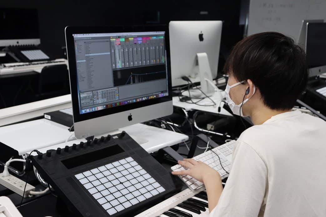 Tokyo School of Music&danceさんのインスタグラム写真 - (Tokyo School of Music&danceInstagram)「* * 今日は「Digital Compose」 という授業に潜入っ！🏃🏻‍♀️🏃🏻‍♂️💨 * ギター、ベース、 ドラム、キーボードのような 楽器を演奏して作る曲とは違い、 パソコンの中にある、 作曲ソフトを使って デジタル音楽を作る授業です👀✨ * 黒い板みたいなものは 「Ableton Push」と呼ばれるもので、 ボタンを押して演奏することで、 そのまま作曲ができる 仕組みになっています💡 * 今日はみんなまさに作業中のところに お邪魔しました🙋🏻‍♀️🙋🏻‍♂️ * 「サンプリング」という 昔の曲の一部を使って、 新たに組み合わせを考えて 曲を作る技を学んでいるところです💃🏻🕺🏻 * 在学中から 沢山の曲の表現の仕方を学ぶことで、 色々な曲を作ることが できるようになります👏🏻🌸 * * #20200903 #TSM #tsm西葛西 #tsm西葛西校 #東京スクールオブミュージックandダンス専門学校 #tokyoschoolofmusicanddance #音楽 #ダンス #俳優 #声優 #作曲 #コンポーザー #アレンジャー #music #dance #actor #actress #voiceactor #voiceactress #arranger #composer #abletonlive #ableton #abletonpush #school #entertainment #schoollife #lesson #schoolphoto #photo」9月3日 19時14分 - tsm_musicdance