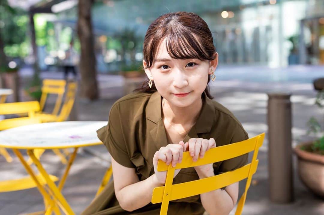 のインスタグラム：「こんばんは🌙 今日も1日お疲れ様です☺️﻿ ﻿ 今日の写真は丸の内仲通りで撮っていただいた写真です🌷﻿ 黄色い椅子が可愛くてインスタ映えですね😳﻿ ﻿ 今日もプロフィールから投票お願いします〜🌸﻿ ﻿ #ミス慶應 #ミス慶應理工 #ミスコン #慶應 #矢上祭 #光ぽち #ポートレート #東京駅 #丸の内 #丸の内仲通り」