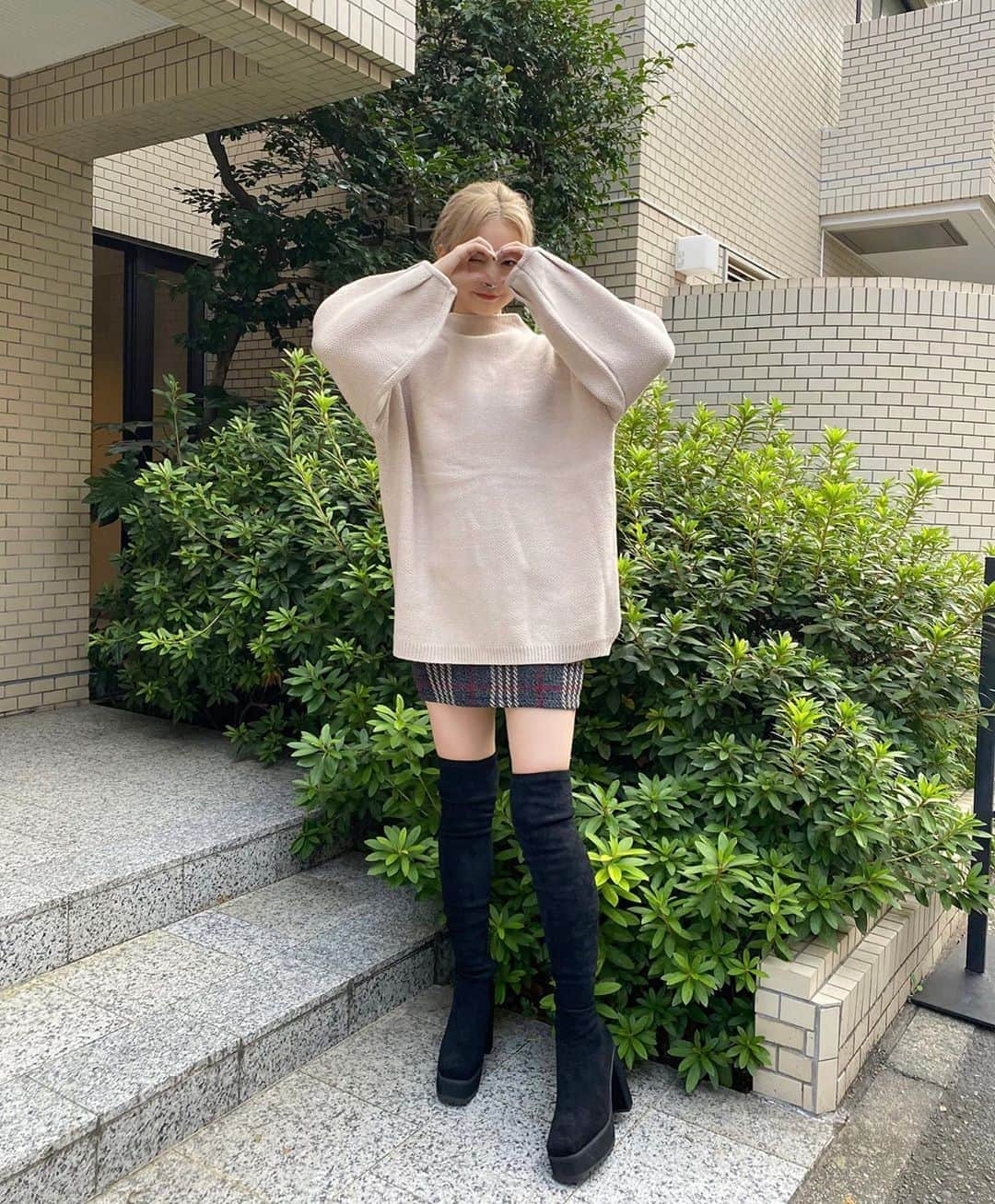 権隨玲さんのインスタグラム写真 - (権隨玲Instagram)「少し早いけど秋、冬服の撮影したの🐝🐝 ニーハイはスタイルupするし可愛い🤍🤍」9月3日 19時13分 - rea__room