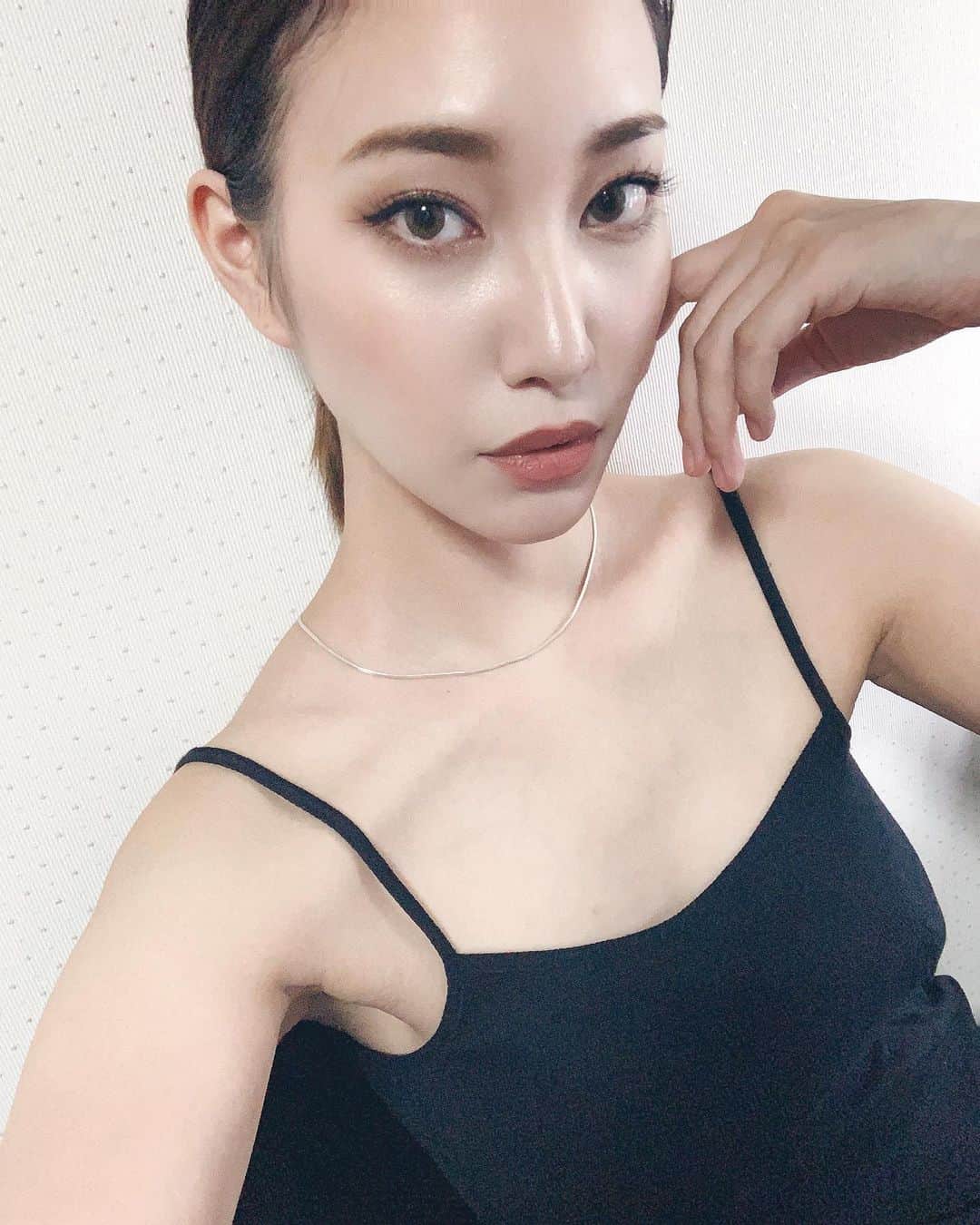 藤本奈月のインスタグラム：「今日の21:30より、　@missmarine_  アカウントで、私が愛用してるアイテムの紹介があります🌞 この時のネックレスも、ミスマリンのアイテム。 ワンピースは、当時熊本店であった　@balletbybacklash のポップアップで買った大好きなイチマイ。 そもそもね、 @azu_mgc さんが好きすぎてね、、、w 毎シーズンなんか買っちゃってるんだよなあ〜。 毎日どこかにミスマのアイテムが身体にくっついてるよ。 . . .  _ #accessory #fukuoka #silver925 #MissMarine #アクセサリー#925シルバー #シルバーアクセサリー#ゴールドアクセサリー#今日のコーデ#韓国ファッション #シルバーリング#ゴールドリング #リング好き#リングコーデ#大人女子 #福岡#天神#アクセサリーショップ #大人コーデ#onlineshop #オシャレコーデ #JAPAN#후쿠오카  #오오티디 #데일리 #악세사리  #ファッション#fashion」
