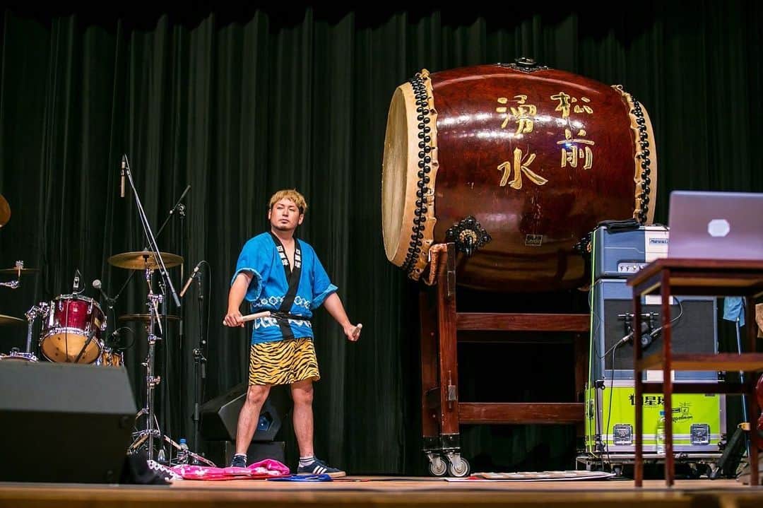 のインスタグラム：「四国ツアー「動け四星球」愛媛公演 太鼓がでかかった photo by @daimigi」