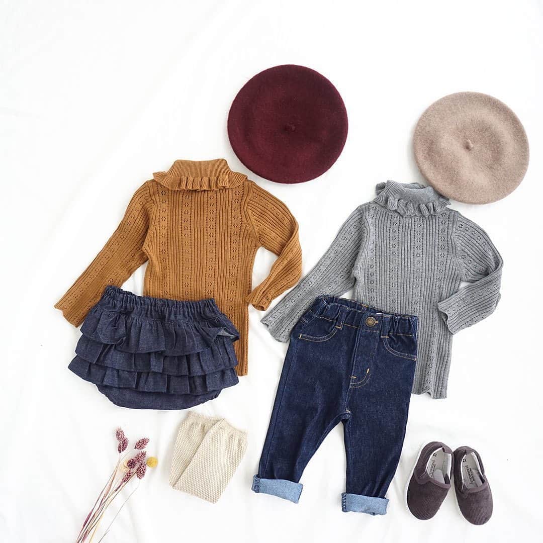 のインスタグラム：「【New Arrival styling by Hitomi】 . 首元のフリルで華やかに♪タートルニット . フリルたっぷりのタートルネックでおめかししながら保温も◎ トップスとしてはもちろん、ワンピースのレイヤードにもピッタリ♪ 程よくタイトなラインと針抜きデザインが魅力の1枚です☆ . ▶️針抜き♪フリルタートルニット カラー：キャメル/ベージュ/グレー サイズ：80/90/100/110 プライス：2,900円+tax . ▶️フリルパンツ☆デニムインディゴ プライス：3,200円+tax . ▶️やわらかデニレギ/ライトデニム プライス：1,500円+tax . ▶️ベーシックウールベレー帽 プライス：1,500円+tax . プロフィール欄のURLからGO💨 べびちゅHP上部のバナー「秋の新作」からもチェックできますよ☝️ . . #ニット #秋の新作 #ニットトップス #べびちゅ #babychu #ig_kidsphoto #ig_babyphoto #かわいい #子供服 #ベビー服 #親バカ部 #女の子 #男の子 #娘 #息子 #赤ちゃん #ベビーコーデ #キッズコーデ #ベビーファッション #キッズファッション #出産祝い #baby #babychujp #べびちゅstylingcollection #stayhome #おうち時間」