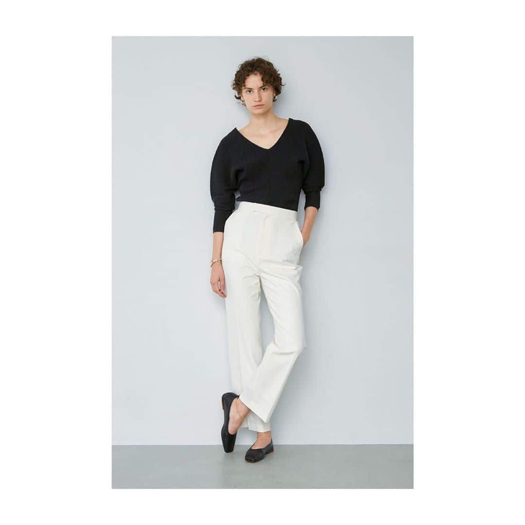 のインスタグラム：「【Whim Gazette 2020 Autumn&Winter Collection】. . Knit(Whim Gazette)¥17,600 Pants(Whim Gazette)¥25,300 Earrings(PHILIPPE AUDIBERT)¥11,000 Bangle(PHILIPPE AUDIBERT)¥18,700 Shoes(MARIA LUCA)¥63,800  PHOTOGRAPH: @ph_o.h.n.o STYLING: @kumicomics HAIR: @kazuki_fujiwara_hair MAKE-UP: @nobukomakeup ART DIRECTION & DESIGN / PROJECT MANAGEMENT: @onpointdesignjp MODEL: STELLA (WEST)  #whimgazette#ウィムガゼット#2020AW#indiansummer#collection#marialuca#philppeaudibert」