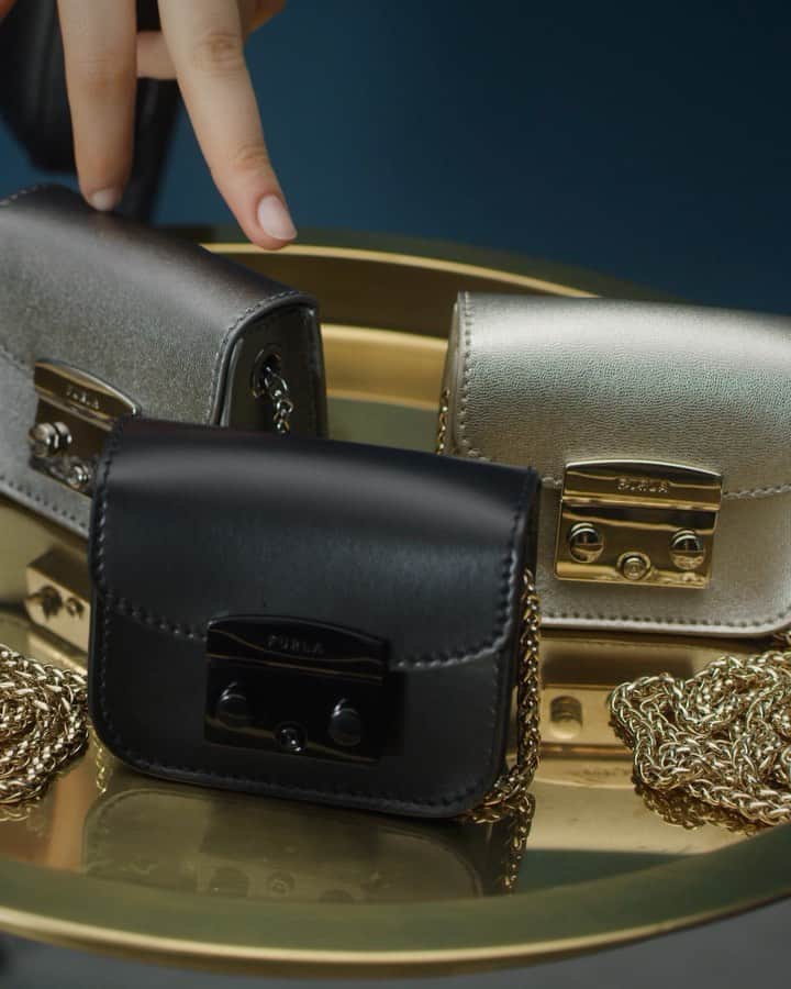 フルラのインスタグラム：「Compact design and elegance are served. these Furla Metropolis micro bags are the fashion statement of the season.  Creative Direction: Magnus Berger & Tenzin Wild @thelast_universe Photographer Director: @giampaolosgura Stylist: @sissy.vian Hair Stylist: @francogobbi1 Make up: @cosettagiorgetti  #thefurlasociety #furlafeeling #newcollection #furla #accessories #fashion」