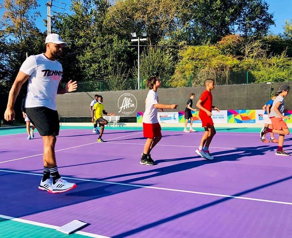 ジョー＝ウィルフリード・ツォンガのインスタグラム：「Échauffement ce matin avec les académiciens de la 1ère promotion @allin_tennis_academy Côte d’Azur ! 🤜🏽🤛🏽 #tsongateam #allinacademy #teamallin #training #tennis #cotedazur」
