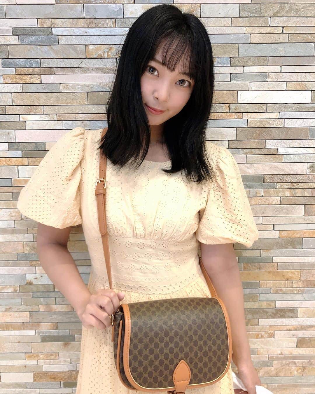 山田寿々のインスタグラム：「﻿ お母さんと映画 #事故物件恐い間取り 観に行ってきました😖🤷🏻‍♀️﻿ ﻿ 恐ろしかったです〜👻﻿ ﻿ ﻿ お洋服はお姉ちゃんのお下がり^_^﻿ バックは #17kg 💞 沢山入るしお気に入り🤍🤍﻿ ﻿ ﻿ #17kg #bag #ワンピース #映画 #韓国ファッション通販 #イチナナキログラム #黒髪 #暗髪」