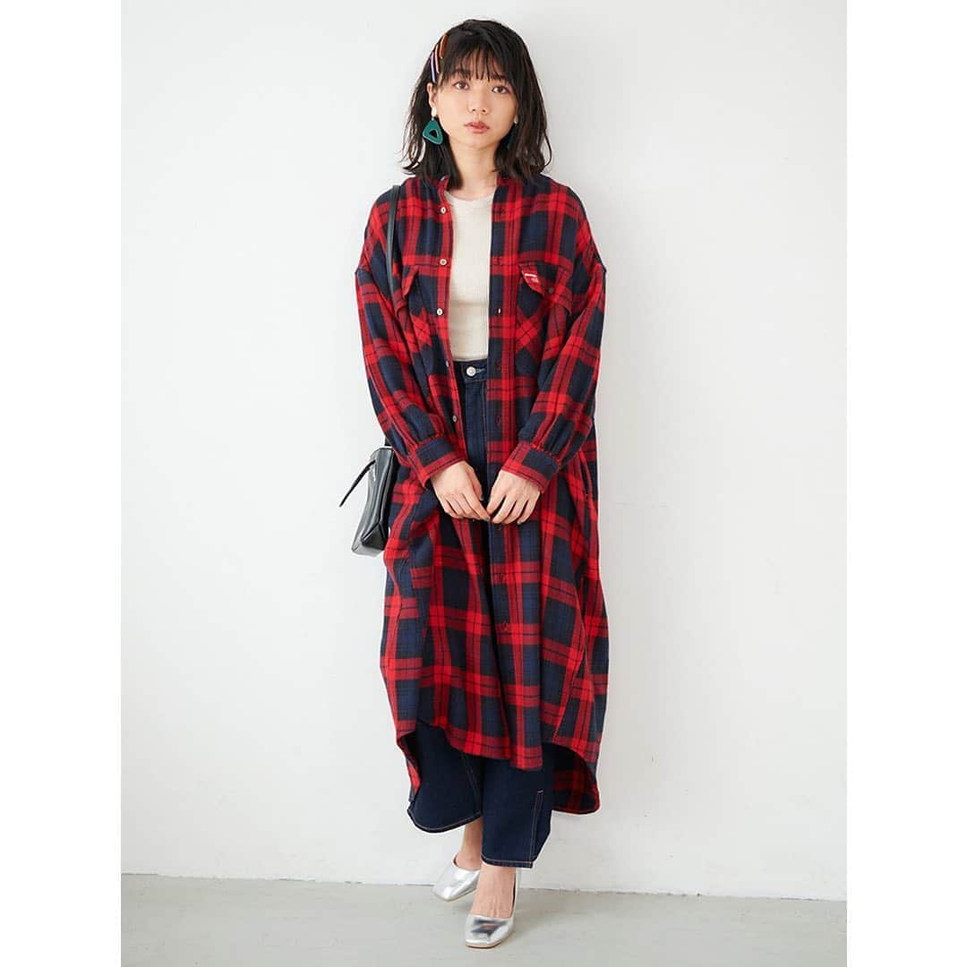 のインスタグラム：「\秋の定番!!チェック柄アイテム❣️/﻿ ﻿ ☑︎BACK LOGO PLAID SHIRT DRESS ¥14,000+tax﻿  (NAVY,GREY,GREEN) 着用:NAVY ﻿  1枚は持ってたい、チェック柄🌟﻿ バックのブランドロゴがアクセントになった、﻿ロングワンピースです🤍﻿ 裾がラウンドシルエットになっていて、歩きやすい✔️﻿ Tシャツスタイルの羽織りにもピッタリ✨﻿  ﻿ 画像をタップして商品情報をチェック🏷﻿ ﻿ ﻿ ┈┈通販サイトはこちら┈┈﻿ ・Official online store calif﻿ ・ZOZOTOWN ﻿ 悩んだときはお気に入り登録！﻿ ┈┈┈┈┈┈┈┈┈┈┈┈┈﻿ #milkfed #milkfedjp﻿ #ミルクフェド ﻿ #ガーリーストリート﻿ #秋コーデ #チェック柄 @ow.o」