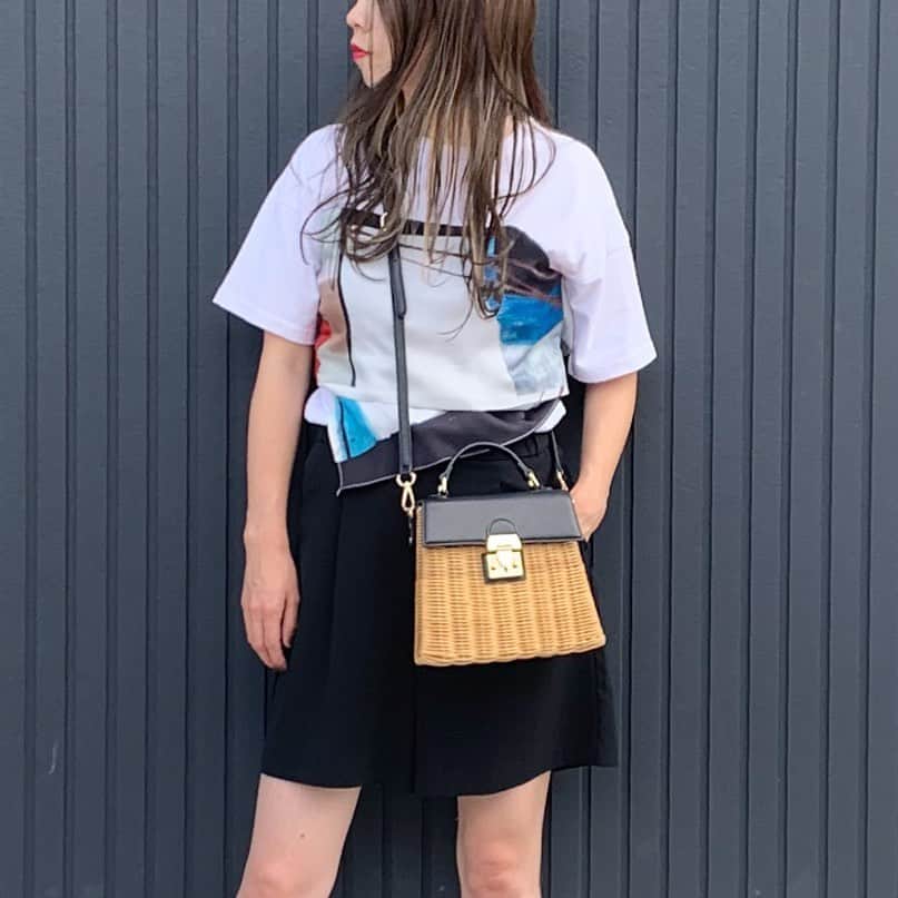 ryuu79hinaのインスタグラム：「#ootd ・ ・ @amerivintage のペイントデザイン大好き💙 AWも可愛いペイント柄が…😍 楽しみ〜♪♪ ・ ・ ━━━━━━━━━━━━━━━ #amerivintage#ootd_kob#ロカリ#mineby3mootd#コーデ記録#夏コーデ#ママコーデ#大人スタイル#大人カジュアル#大人シンプル#コーデ#コーディネート#ファッション#着回しコーデ#좋아요#좋아요환영#인스타그램#일상#일상스타그램#데일리그램#데일리룩#데일리룩코디#패션#코디」