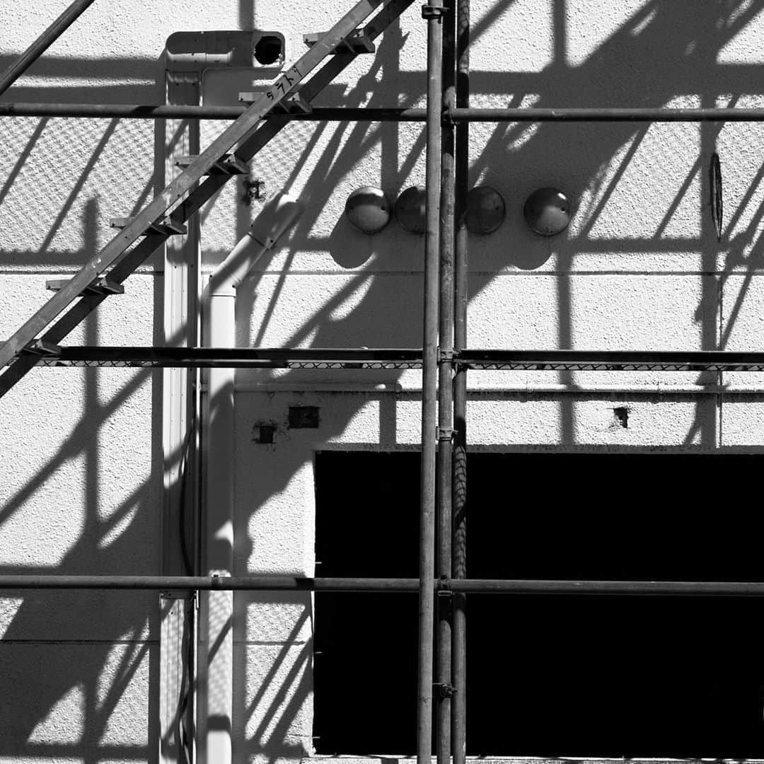 naotakeのインスタグラム：「建設中 - Under construction / X-T2 & Snapseed, 20200904 . . 過ごしやすい一日。冷やしうどんをお昼にツルツル。 . . #spicollective #royalsnappingartists #infamous_family #rsa_main #infinity_photo_cult #2_fineart #jp_gallery_member #jp_gallery_bnw #trb_bnw #wp_bnw  #bnw_life #bnwlife_member #bnw_life_shots #bnw_captures #world_bnw #top_bnw #team_jp_ #team_jp_モノクロ #ig_energy_bw #ig_nihon #streetphotographybnw #igersjp #blackandwhite #bnw #bnwphoto #monochrome #bw #bnwphotography #今日もx日和 #fujifilm_xseries」