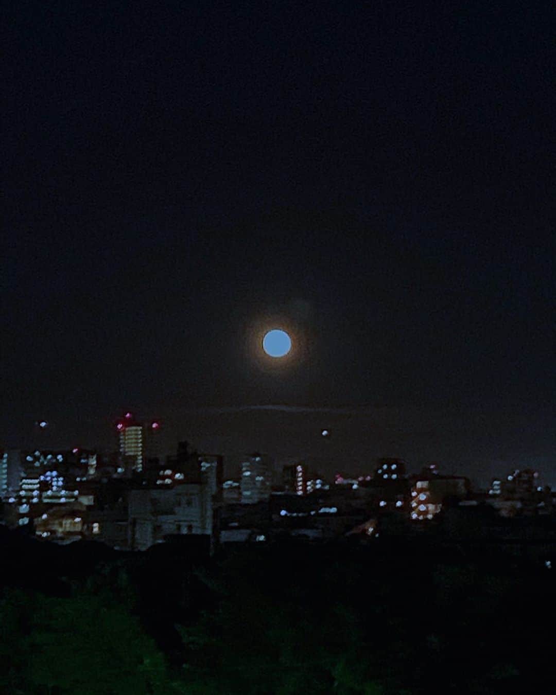 伊勢谷友介さんのインスタグラム写真 - (伊勢谷友介Instagram)「月がすげーぜ！ 満月かな？？？  p.s.いいねを押すと、月がハートになるんですってぇ〜❤️」9月3日 19時25分 - iseya_yusuke
