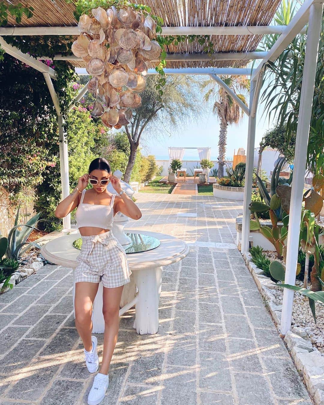 sananasのインスタグラム：「Torre Canne 🦋J’ai eu un gros coup de cœur pour l’hôtel Canne Bianche, tout était parfait au détail près 😍L’endroit, la déco, le restaurant, l’atmosphère, le personnel, la vue ... TOUT. Un petit paradis qui m’a fait beaucoup de bien. Si vous recherchez un joli hôtel dans les Pouilles je vous le recommande à 1000% si vous le pouvez. Ce que j’ai beaucoup aimé c’est que ça reste un « petit » hôtel donc tu as vraiment l’impression d’être « à la maison » aussi parce qu’il n’y a pas beaucoup de monde. Un de mes hôtels préférés tous pays confondus (et pas le moins cher je le conçois mais si c’est le standing que vous recherchez, vous ne serez pas déçus vous en aurez pour votre argent comparé à beaucoup d’autres). Sinon je veux juste la même déco chez moi 🤷🏻‍♀️😁」