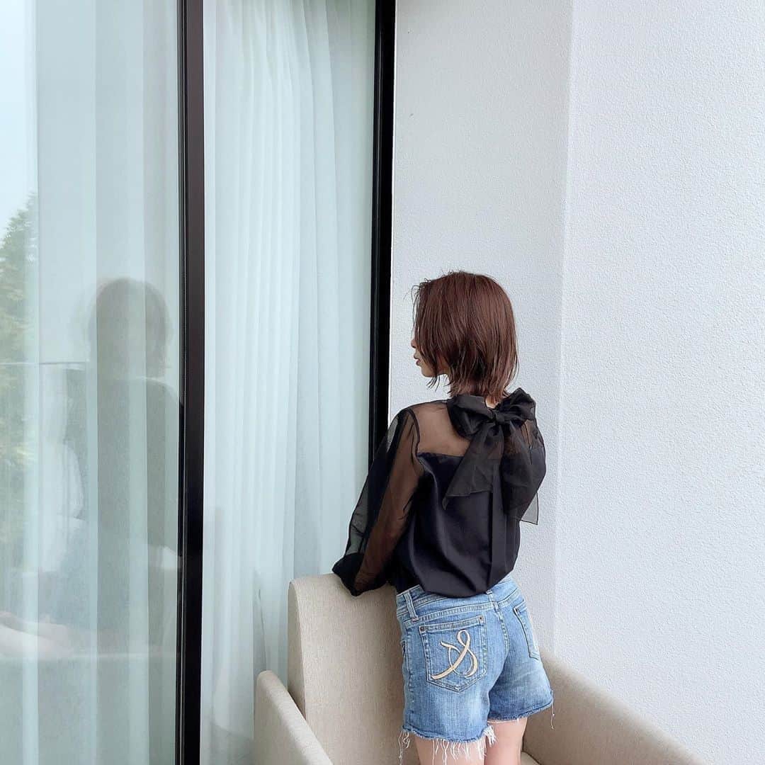 塩川裕美のインスタグラム：「. マスク生活になってから、 ひどい時と落ち着いてる時と差はあるものの ずっと肌荒れと付き合ってる状態だったから スキンケアを見直してみました🐇🍃  開けてまず、、、香りがいい 𖧧 ˒˒ 今まであまり基礎化粧品の香りって意識したことなかったけど 毎日使うものだからね、使っていくのが楽しみになった(単純)笑  また使ってみて感想のせるね🕊」
