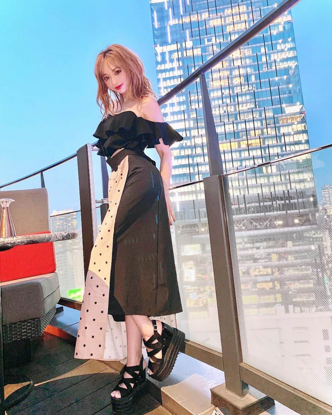 真優川咲さんのインスタグラム写真 - (真優川咲Instagram)「#🌃#🌙#💙#🖤#🧡#✨ ꙳ 最近は ゆるっと#無造作 に巻いた #ふんわり #oilyhair(#オイリーヘア) にハマってる模様👩🏼‍🦱🧡‪𐤔 ↑ この#髪型 が 周りのお友達にも過去1評判良きなので #ハピハピ さんです♪♪ 🥰 ꙳ #秋 になったらまた少し暗くしたくなるんだろな.. と思いつつも #オレンジヘア 🍊 とても気にってるのでもう少しだけたけ楽しみます😋👩🏻‍🦰🤎🧡 ꙳ ꙳ 💁🏼‍♀️お気に入り#コーデ の詳細 はｺﾁﾗ_✍﻿💞 #tops /  @bloomin_official 👕 #skirt /  @duras_official 👗 #shoes / @trend_gossip 👡 ꙳ #ootd #coordinate #夏の終わり #映えテラス #初秋 #咲コーデ💋」9月3日 19時34分 - saki_411