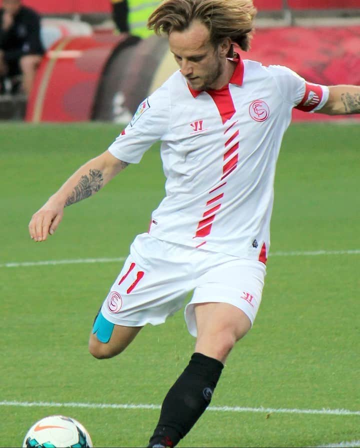 イヴァン・ラキティッチのインスタグラム：「Sevillistas! I am back home!   Can’t wait to play in the Sánchez Pizjuan again and to defend the colors of this club so dear to my heart.  Let's continue together this beautiful story that started in 2011. VAMOS! @sevillafc #ivanrakitic #WeAreSevilla #VamosMiSevilla — ¡Sevillistas! ¡Estoy de vuelta en casa!  Que ganas de volver a jugar en el Sánchez Pizjuan y defender los colores de este club tan importante para mí y mi familia.  Continuemos juntos esta hermosa historia que comenzó en el 2011. ¡VAMOS!」