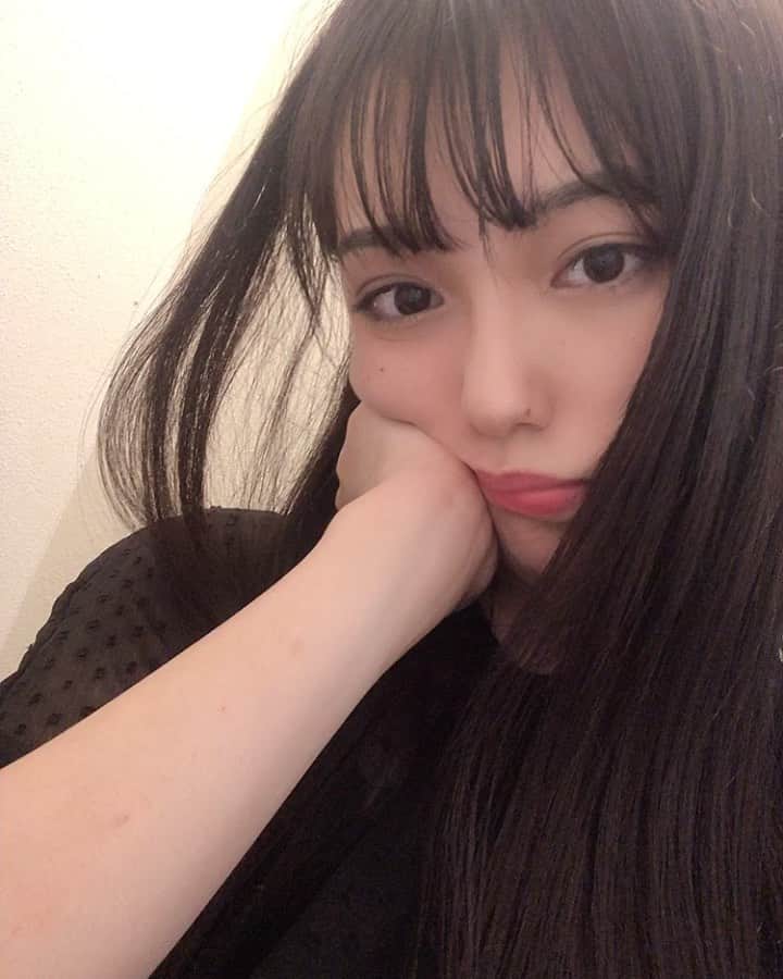 のインスタグラム：「この間ひさひざに前髪をぱっつりいきました きりのこしはっけん ・ ・ ・ ・ ・ ・ ・ ・ ・ ・ ・ ・ ・」