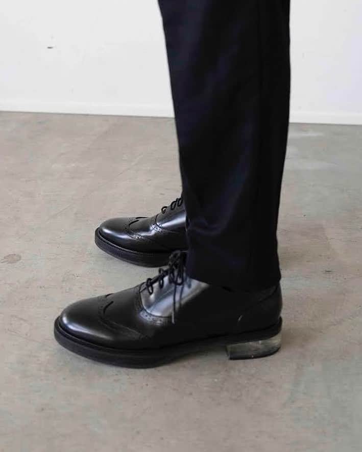 のインスタグラム：「... SHOES AUTUMN-WINTER 2020-21  クリアヒールを採用した、キャッチーなルックスのウィングチップシューズ。バックスタイルでも個性を主張する粋な一足。上品な遊び心で秋コーデにアクセントを。  − PLANE SHOES CZ04-AJ567 −  @zucca_tokyo #newarrivals #autumn #winter #2020 #2021 #aw20 #collection #fashion #tokyo #japan #ootd #zucca #zuccatokyo #ズッカ #ズッカトウキョウ」