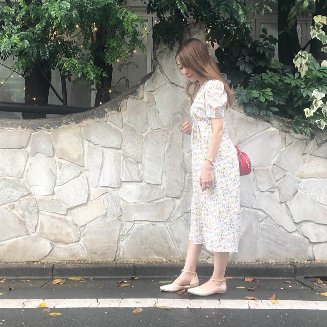 菊池かなこのインスタグラム：「. アンバサダーをしている @saisondepapillon_official の パフスリーブワンピを着た日👗 . . ୨୧┈┈┈┈┈┈┈┈┈┈┈┈┈┈┈┈┈୨୧ #fashion#ファッション#code#今日のコーデ #プチプラコーデ #プチプラファッション #プチプラ高見えコーデ#花柄ワンピース#花柄ワンピ #パフスリーブ#骨格ウェーブ#今日のコーデ #フラットシューズ#ぺたんこ靴#2020aw #セゾンドパピヨン#saisondepapillon」