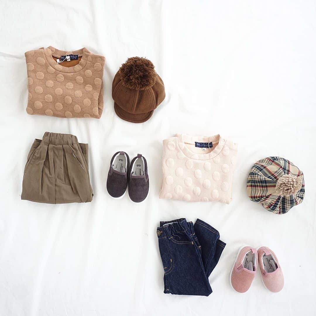 のインスタグラム：「【New Arrival styling by Hitomi】 . ぽこぽこしたオーバルデザイン♪コクーンチュニック . ぽこぽこドットがかわいい♪ 生地のボリュームを生かしたふっくらコクーンシルエットが魅力の1枚です☆ レギンスやタイツと合わせてスタイリングを楽しんで♪ . ▶️ぽこぽこドット♪コクーンチュニック カラー：キナリ/ブラウン サイズ：80/90/100/110 プライス：2,600円+tax . ▶️ラウンドタックパンツ/カーキ プライス：2,300円+tax . ▶️やわらかデニレギ プライス：1,500円+tax . ▶️ポンポンローキャップ/キャメル プライス：1,700円+tax . ▶️ベビー☆ポンポンチェックベレー/ベージュ プライス：2,500円+tax . プロフィール欄のURLからGO💨 べびちゅHP上部のバナー「秋の新作」からもチェックできますよ☝️ . . #ワンピース #秋の新作 #べびちゅ #babychu #ig_kidsphoto #ig_babyphoto #かわいい #子供服 #ベビー服 #親バカ部 #女の子 #男の子 #娘 #息子 #赤ちゃん #ベビーコーデ #キッズコーデ #ベビーファッション #キッズファッション #出産祝い #baby #babychujp #べびちゅstylingcollection #stayhome #おうち時間」