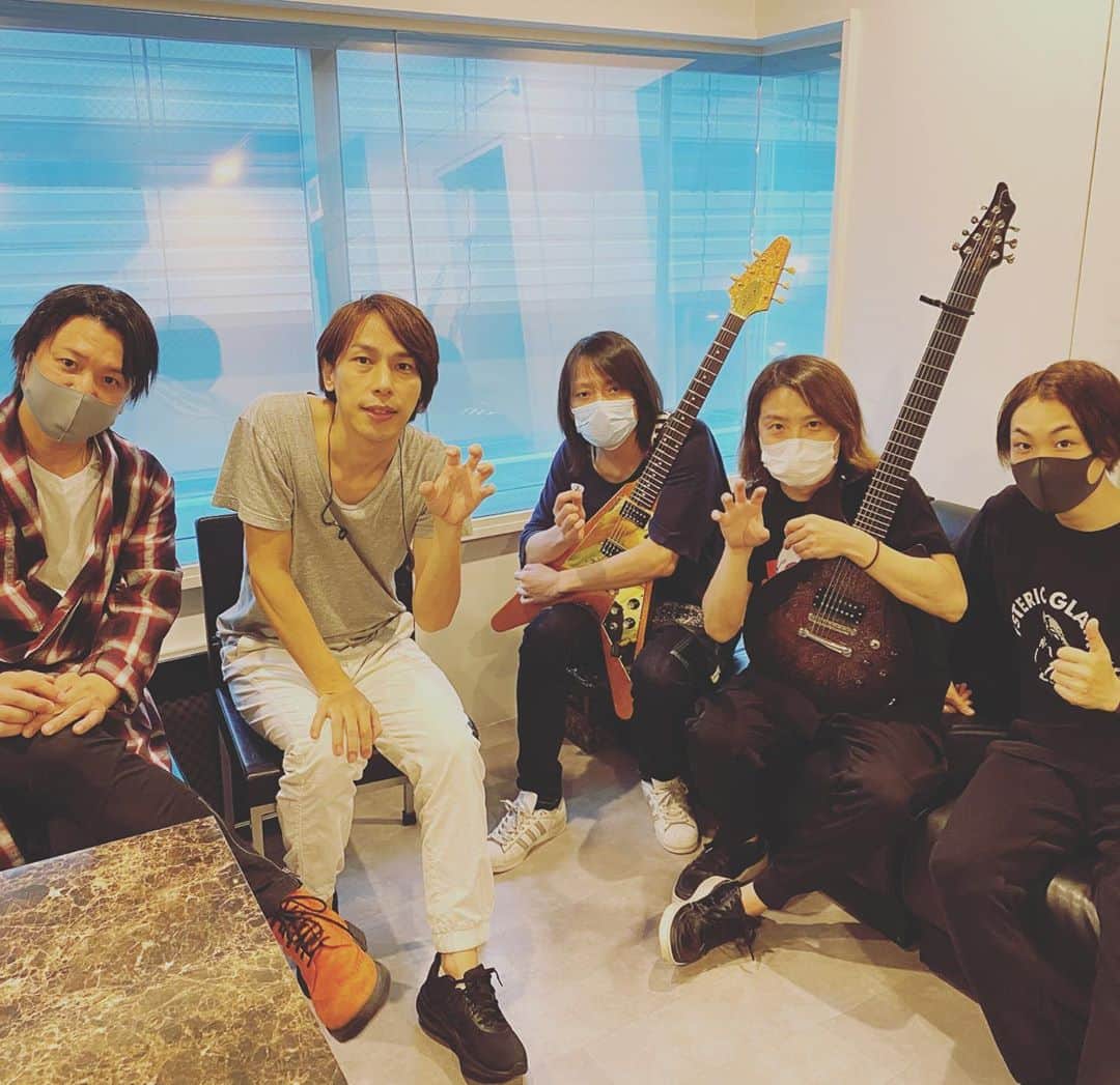 谷本貴義のインスタグラム：「配信ライブのリハ♪ セトリをさらっていくと改めて内容の濃さを再認識すまいた1日。9/6はリモートでお会いしましょう♪  9/6（日）谷本貴義 配信ライブ「Run into your sun 2020」 ◆開演19：00 ◆料金　2000円 ◆Musicians　Gt:Otoya,眞鍋香我 Bass:NATCHIN Drum:青山英樹 ◆チケットサイト　 streaming.zaiko.io/_item/327732  #natchin #青山英樹 #otoya #眞鍋香我」