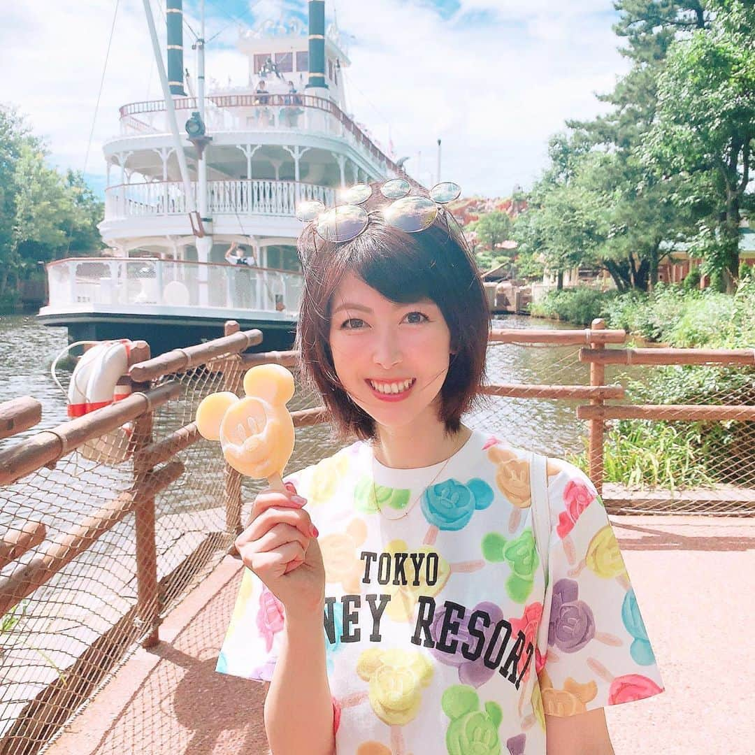 青木美香さんのインスタグラム写真 - (青木美香Instagram)「Disney✨  ミッキーのサングラスにディズニーTシャツ着て楽しんできた✨ ビックサンダーマウンテンやっぱり大好き💕  マスク暑かったけど、日傘とミニ扇風機のおかげで快適でした😷⛱  #ディズニーランド #ディズニーランドコーデ #disneyland」9月3日 19時38分 - aokimikaa