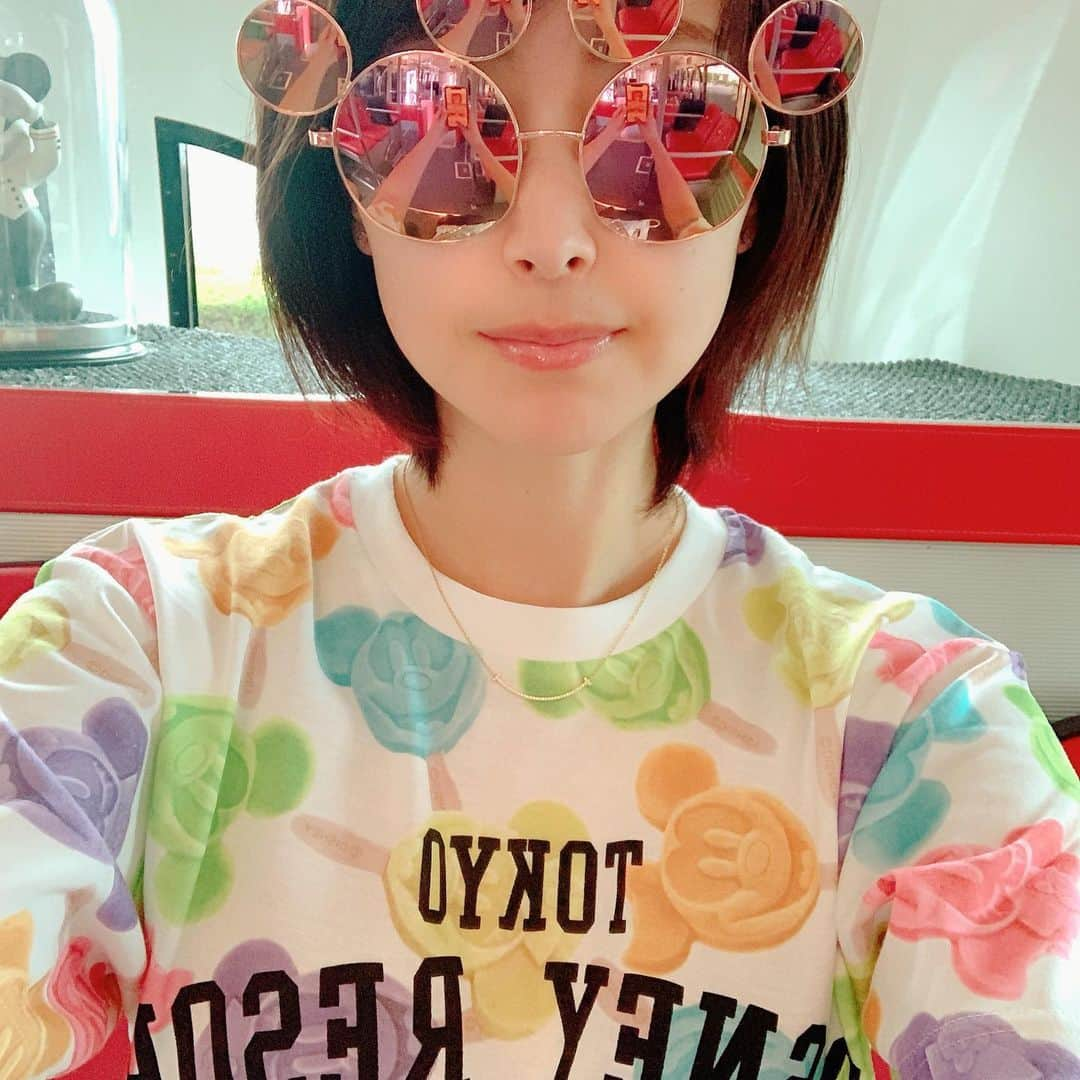 青木美香さんのインスタグラム写真 - (青木美香Instagram)「Disney✨  ミッキーのサングラスにディズニーTシャツ着て楽しんできた✨ ビックサンダーマウンテンやっぱり大好き💕  マスク暑かったけど、日傘とミニ扇風機のおかげで快適でした😷⛱  #ディズニーランド #ディズニーランドコーデ #disneyland」9月3日 19時38分 - aokimikaa