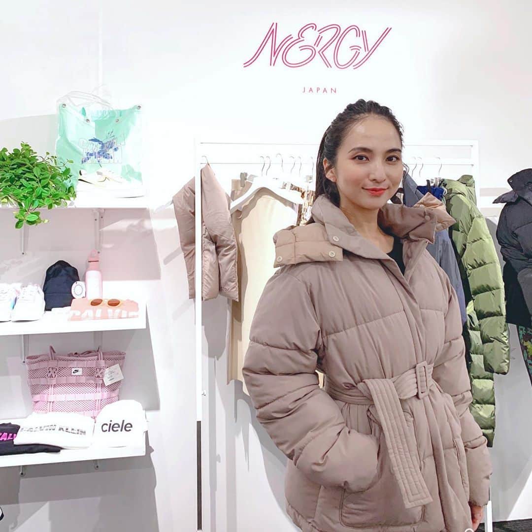 芥川舞子のインスタグラム：「@nergyjapan 展示会に行ってきました！  最近ずっと家にいるのでこうした公の場は久々で、自分がどんな話し方をする人間か思い出すのに最初戸惑いましたがw、お久しぶりの方々ともたくさんお会いできて楽しいひと時となりました！  今シーズンも可愛いのたくさんでワクワクしました💓 ヨガウェアに羽織る用で、こちらのダウンをオーダーしようかと試着中...  #nergy #JUN2020AW #新しい暮らしの欲望」