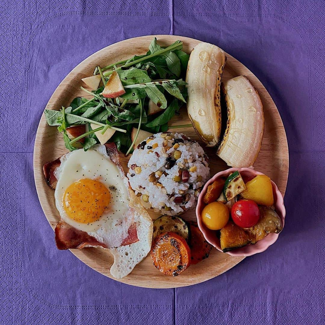 相羽瑠奈さんのインスタグラム写真 - (相羽瑠奈Instagram)「こないだの朝ごはん🍳🥗🍌 サラダにりんご入れるのはまってる🍎 ドレッシングはバルサミコ酢とオリーブオイルと塩胡椒とニンニク少しと砂糖少し！美味しいんだ〜  それから、アールの近くにあるよく行くお弁当屋さんの野菜のマリネが美味しすぎて真似して作ってみたけど味ちがう。。うーん。味付け聞きたいな〜 聞いていいものなのかな 💭」9月3日 10時50分 - rone.runa