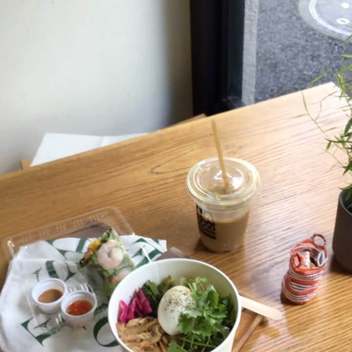 Pho 321 Noodle barのインスタグラム：「september 3rd 2020 ☔︎🌤  opening 11:30am last call 5:30pm closing 6pm  to go ☎︎03-6432-9586 *写真のcomは、summer roll 1/2付き ‘com トンポーロー’のlunch boxです。  phoのsoupで炊いたジャスミンライスの上に、 ココナッツジュースで煮込んだ豚バラ肉を ローストビーフのように薄切りにし、 季節の有機野菜のお惣菜、柔らかな半熟🥚のせです。  是非お試し下さいませ。  ただいま厨房では　久しぶりに 自家製グリーンチリペーストの仕込み中です🌶  お陽射さまが顔を覗かせて来ました。 不安定なお天気模様ですので、道中お気をつけて お越し下さいませ。  本日も御来店こころよりお待ちしております✈️🕊」