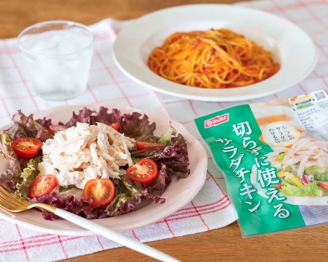 haru.のインスタグラム：「. こんにちは♩ . 今回スナップマート @snapmart.jp 様にて、ニッスイ「サラダチキン」​のアンバサダーに選んでいただきました！ . レタスやトマトなどお好みの野菜と一緒に盛り付けて野菜とタンパク質をしっかり摂れるチキンサラダを作りました♡ . サラダチキンがたっぷりのったサラダをパスタなどに合わせれば、 栄養面でも安心◎ . 満足度も高いメニューがあっという間に完成です！ . .  9/1から10/31の期間、 「ニッスイサラダチキン あなたのとっておきレシピ大募集キャンペーン」が開催されます！ レシピ投稿いただいた方から抽選で500名の方に現金が当たるそうですよ😊 . 詳しくは公式サイト @fishkitchen_nissui をご覧くださいね！ . . .  #ニッスイ #切らずに使えるサラダチキン #ニッスイサラダチキンあなたのとっておきのレシピ大募集キャンペーン #簡単レシピ #時短レシピ #PR #snapmart」