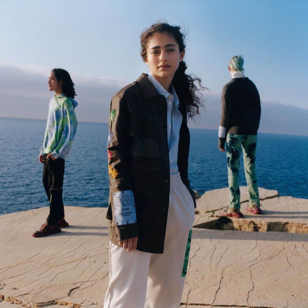 のインスタグラム：「MCQ is the first of its kind: a collective that is also an ever-shifting culture, built for creators and audience. - The first icon - GENESIS II from @mcq ‘s first collection cycle has launched today. MCQ has launched the new technology-driven label and platform which is their new model that’s never been done before. - GENISIS II by MCQ featuring @d.3b4 @chucho_ajene @finnbuchanan_ Shot by @alexleese Styled by @biancaraggi Make up @stevie.makeup Hair @blakejhenderson - #ITHK #ITisInspiration #mcq #mcqalexandermcqueen #cycle1 #genisisii #launch」