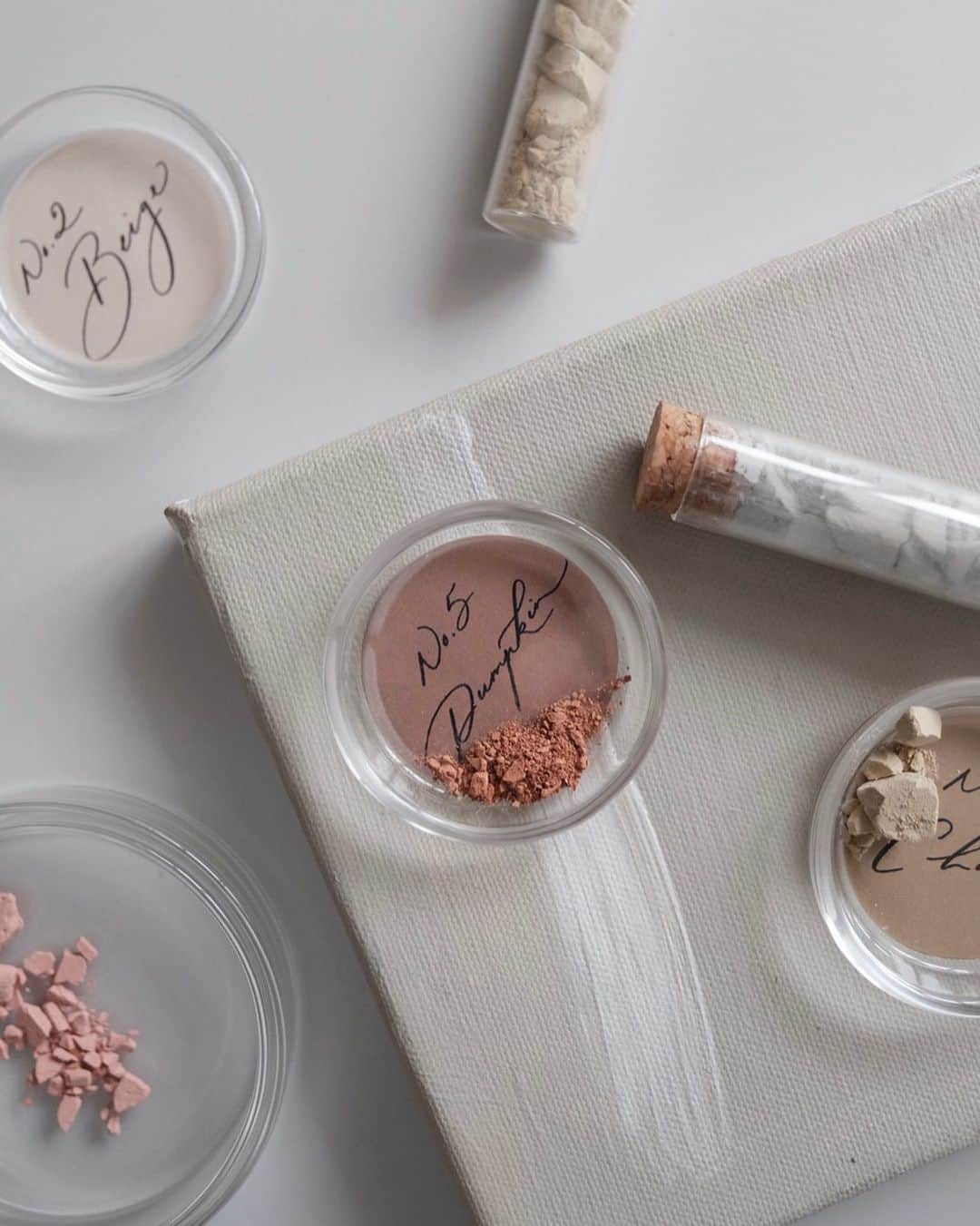 Veronica Halimさんのインスタグラム写真 - (Veronica HalimInstagram)「Making pigment dishes from ‘Calligraphy Lifestyle’ book was so much fun, especially with those to die for pigment colors selection. Don’t you think they look like make up colors? Just perfect for autumn palette.  — #truffypi #pigment #calligraphylifestyle #calligraphystyling #pigmentcolor #japanesepigments #calligraphy #moderncalligraphy #カリグラフィー　#モダンカリグラフィー　#カリグラフィーライフスタイル #autumncolors」9月3日 10時59分 - truffypi