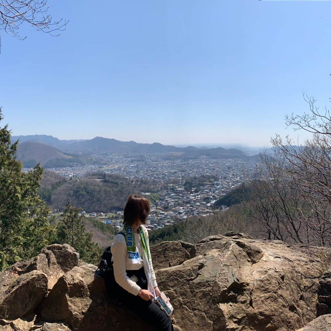 武藤乃子さんのインスタグラム写真 - (武藤乃子Instagram)「⛰ 半年くらい前の、山登りの写真📸  中学の時は、部活前のアップで、この山を登ったりもしていました🏀あの頃は…駆け上っていたのにね。笑  でも、久々の山登りでしたが筋肉痛にはならなかったので、まだまだ私イケるな、と思いました🤪笑  #登山 #山登り  #吾妻山  #地元  #群馬  #桐生」9月3日 11時03分 - muto_noriko.11