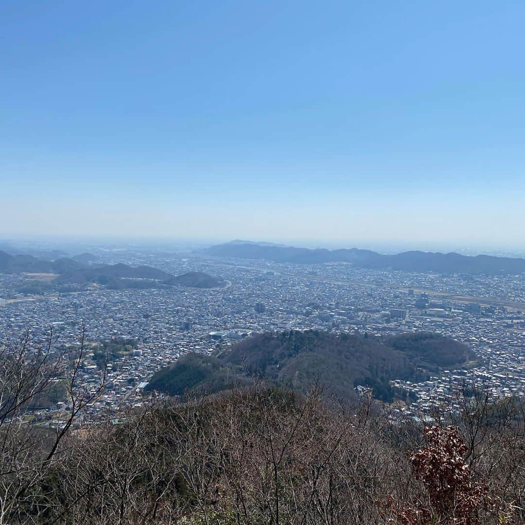 武藤乃子のインスタグラム：「⛰ 半年くらい前の、山登りの写真📸  中学の時は、部活前のアップで、この山を登ったりもしていました🏀あの頃は…駆け上っていたのにね。笑  でも、久々の山登りでしたが筋肉痛にはならなかったので、まだまだ私イケるな、と思いました🤪笑  #登山 #山登り  #吾妻山  #地元  #群馬  #桐生」