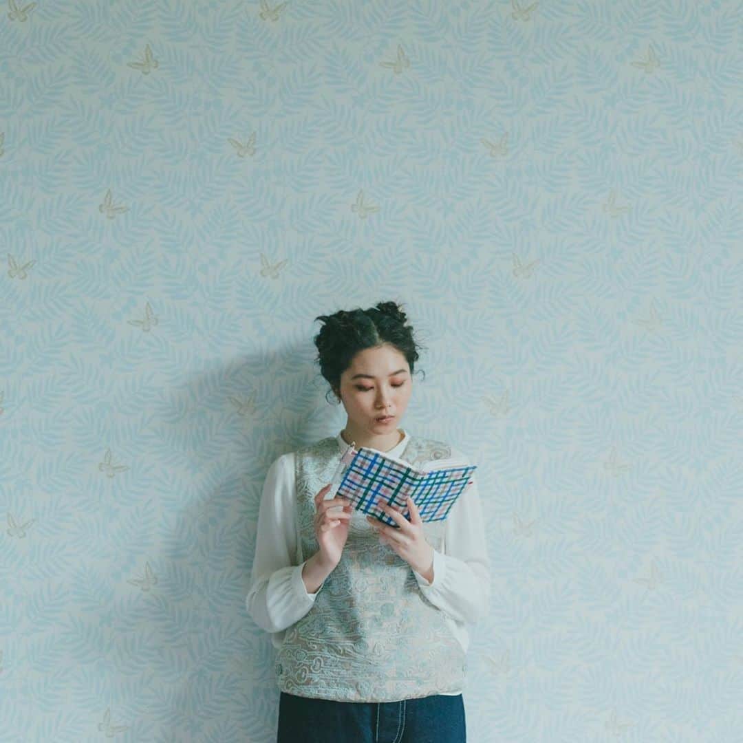 のインスタグラム：「【眺めるたびに、手に触れるたびにうれしい ミナ ペルホネンの手帳カバー】 刺繍や染め、織りといった さまざまな技法で生地をつくり、 長く大切に着られる服を手がけているブランド、 ミナ ペルホネン。 2021年版のほぼ日手帳カバーでは、 オリジナル・カズン・weeks用カバーが登場。 ひとつずつのテキスタイルはデザインだけでなく、 肌触りも特徴なので、 きっと気持ちよく毎日持ち歩いていただけると思います。  https://www.1101.com/store/techo/lineup/  #ミナペルホネン #minaperhonen #ミナ #ほぼ日手帳 > @hobonichitecho_official #HobonichiTecho ENG info> @hobonichi_global  #ほぼ日手帳2021 #手帳  #Hobonichi #hobo #Planner #ほぼ日 #ほぼ日刊イトイ新聞」