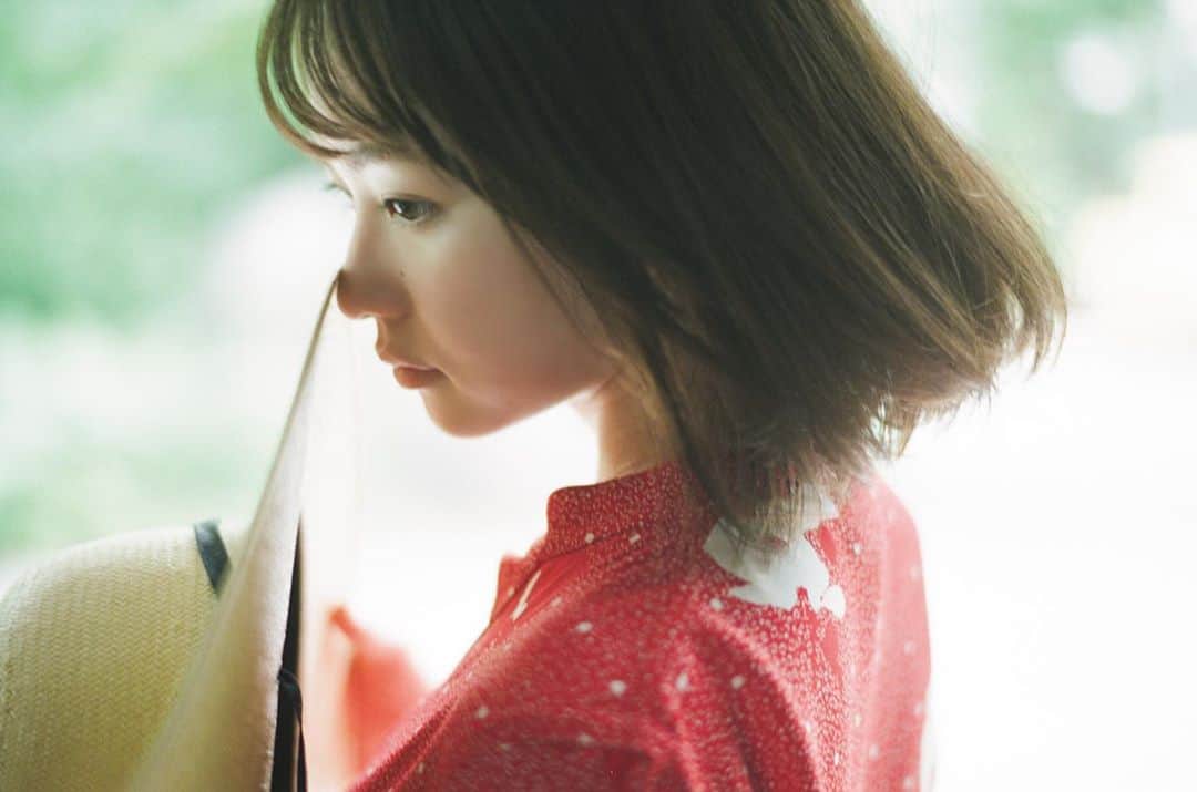 週刊少年マガジンのインスタグラム：「発売中の #マガジン 40号に、TVドラマ #荒ぶる季節の乙女どもよ。 W主演の #山田杏奈 さんと #玉城ティナ さんが登場！ 岡田麿里先生と絵本奈央先生のコメント・イラストも掲載！  撮影 / 細居幸次郎 スタイリング / 武久真理江 ヘアメイク / 横山雷志郎 デザイン / 坂上和也 ( banjo ) 衣装協力 / GARDEN730, 古着屋 深緑, BRIXTON」