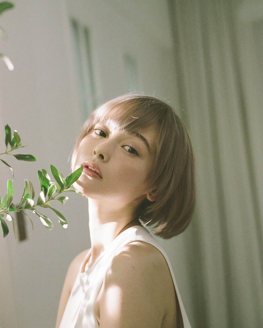 週刊少年マガジンのインスタグラム：「発売中の #マガジン 40号に、TVドラマ #荒ぶる季節の乙女どもよ。 W主演の #山田杏奈 さんと #玉城ティナ さんが登場！ 岡田麿里先生と絵本奈央先生のコメント・イラストも掲載！  撮影 / 細居幸次郎 スタイリング / 武久真理江 ヘアメイク / 横山雷志郎 デザイン / 坂上和也 ( banjo ) 衣装協力 / GARDEN730, 古着屋 深緑, BRIXTON」