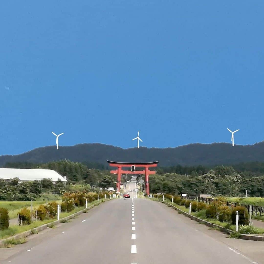 三浦友加さんのインスタグラム写真 - (三浦友加Instagram)「「ストップ！ザ・出羽三山の風車建設」 　 山形県の出羽三山での風力発電所事業計画撤回を求める 「出羽三山の風車建設に反対する会」 https://dewasanzan.net/ による署名活動がスタートしました。  国内最大級、180ｍの風車が40基。  再生エネルギーはこれからの時代大切で必要ですが、今回は建てる場所に大変問題があるかと思われます。  出羽三山をあまりご存知ではない方へ例えて伝えるなら、 伊勢神宮に巨大な風力発電を建てるような、 ネイティブアメリカンが聖なる場所として崇めてきたセドナに建てるような、そんなイメージでしょうか。  山形県の出羽三山。 ここには日本人が古くから抱き続けてきた山への信仰が残っております。 1400年伝わる羽黒修験道の信仰の聖地、観光地、保養地であり日本遺産にも認定されております。 長年守り続けられている手付かずの大自然があってこその出羽三山。 お山そのものが御神体でもあり、 世界中探してもこのような場所はないと言われているそうです。  プロペラ一枚約60ｍを運ぶ為にも山を削って道を作り、かなりの自然破壊が、建設後は洪水、騒音、低周波など様々な悪影響も懸念されます。  景観も生態系も文化も破壊しかねないこの計画。  次の世代に、出羽三山をこのまま残したい。 守るには民意を伝える署名活動が大切です。  鶴岡、庄内、山形県内各地の皆様はもちろん、 日本全国各地、世界各地の皆様、 出羽三山での風力発電所事業計画撤回を求める事にご賛同頂ける方はこちらの方から9月16日までご署名お送り下さいませ。  出羽三山の風車建設に反対する会 https://dewasanzan.net/  エラーなど表示されなかった方、 こちらからもご覧頂けます。  山形県鶴岡市羽黒町観光協会  https://hagurokanko.jp/p4659/  また、庄内の方面識があり署名用紙が欲しい方いらっしゃいましたらメッセンジャーからご連絡下さいませ！ 手元にある限り配らせて頂きますが、 0歳児の子育て中で仕事や通院などもあり 可能な限り皆様ご自身や、周りの方でご印刷や、メールご送信などご協力頂けましたら大変ありがたいです。 呼びかけ人なのに申し訳ございません。  また、前田建設さんにはむやみに敵意を表さず、なるべく学術的に説明し、冷静に穏やかに伝える事もとても重要かと思われます。 いかんせん出羽三山は「語るなかれ」(誰かにしゃべっちゃだめ)の文化なので、県外の方は特に知らない事だらけかと思われます。 伊勢神宮に比べると知名度は低いかもしれませんが、かなりのディープな文化と歴史が確かにあり、地元民や日本、世界各地に絶大に支持される魅力と底力が出羽三山にはこんなにもある事をこれを機に知って頂けましたらと思います。　  賛成の方、しっくりくる方はぜひご署名を、 そして知らない方もまだまだ多いのでぜひ周りの方にも是非お声がけを。 反対の方、事情がある方はご無理なさらず。  どうぞ宜しくお願い致します。 #出羽三山 #出羽三山風力発電計画に反対します  #風力発電」9月3日 11時21分 - miurayuka